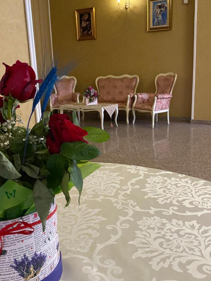 Hotel Onix Roman Dış mekan fotoğraf